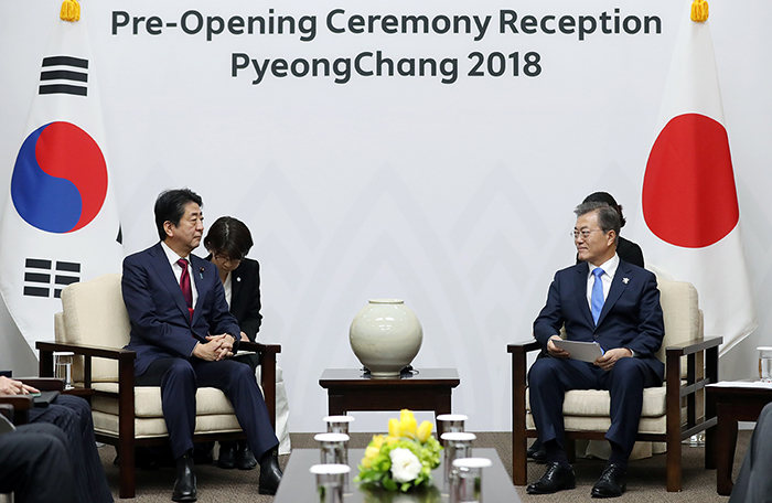 President Moon Jae-in (right) holds a summit with Japanese Prime Minister Shinzo Abe in Yongpyeong, Gangwon-do Province, on Feb. 9.
