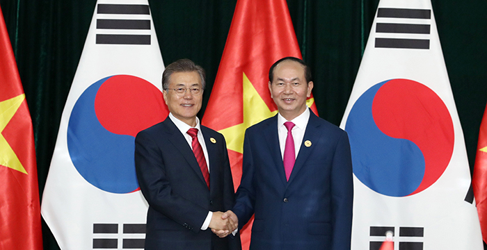 President Moon Jae-in (left) and Vietnamese President Tran Dai Quang pose for a photo ahead of the Korea-Vietnam summit in Da Nang, Vietnam, on Nov. 11.