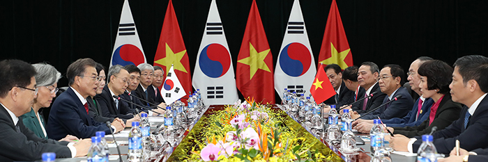 President Moon Jae-in and Vietnamese President Tran Dai Quang hold a summit in Da Nang, Vietnam, on Nov. 11.