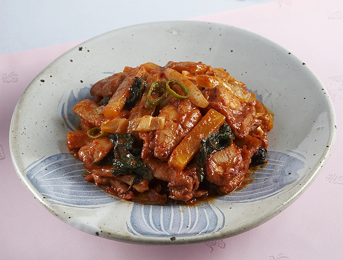 One of the most common forms of <i>dakgalbi</i> is made from chicken, sweet potatoes, garlic, onions and a red pepper paste seasoning. You can control the spiciness by adding or subtracting the seasoning. You can also enjoy a tasty rice dish by adding rice to the leftover chicken and sauce.