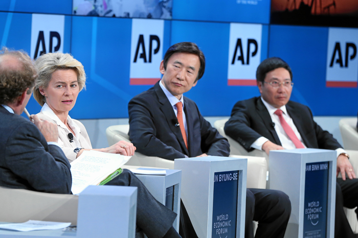  Minister of Foreign Affairs Yun Byung-se (second from right) participates in a panel discussion during the World Economic Forum in Davos, Switzerland. 