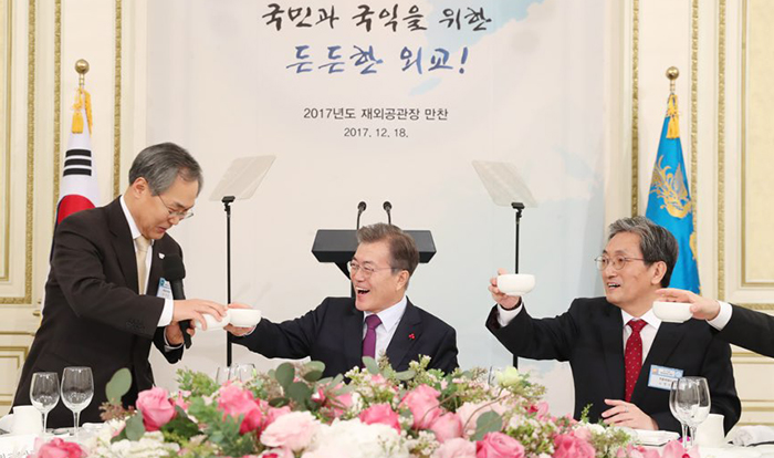 President Moon Jae-in toasts with some <i>makgeolli</i> rice beer (막걸리) during a dinner with heads of diplomatic missions, in the Yeongbingwan Guest House at Cheong Wa Dae on Dec. 18.