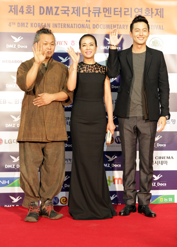 Director Kim Ki-duk (left), who recently won the Golden Lion at the Venice Film Festival, walks the red carpet at opening night of the 4th annual DMZ Korean International Documentary Film Festival. Actors Cho Min-soo (middle) and Lee Jeong-jin (right), who starred in Kim's award-winning film Pieta, also attended.