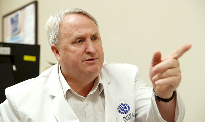 Director John Linton of the International Health Care Center at Severance Hospital notes on April 5 that health and medical support to North Korea could become an effective support measure for the establishment of peace and unification on the peninsula.