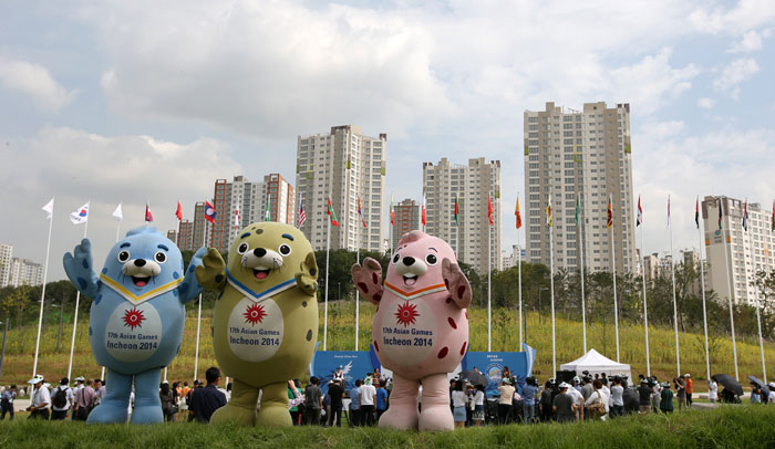 The athletes’ village of the Incheon Asian Games features 2,220 units in 22 new apartment buildings in three blocks.