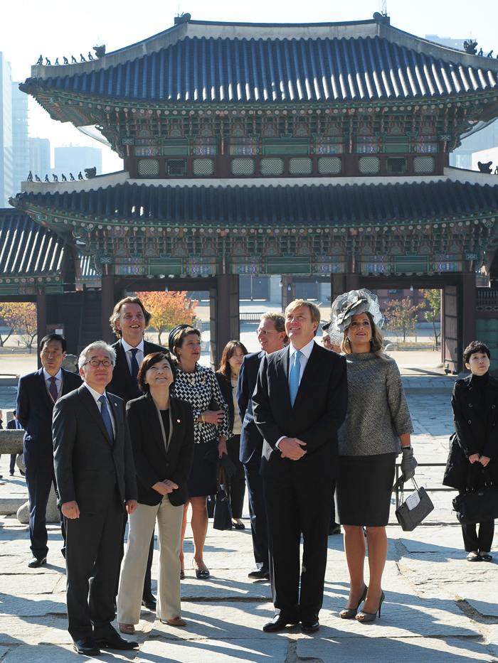  King Willem-Alexander (third from right) and Queen Máxima (second from right) of the Netherlands look around Gyeongbokgung Palace in Seoul with Minister of Culture, Sports and Tourism Kim Jongdeok (left, front row). 