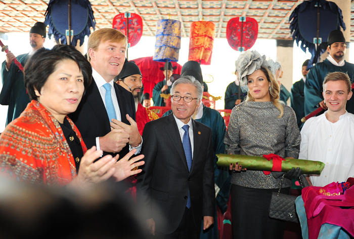 Chairwoman Dho of the UNWTO ST-EP (left) explains the performance to King Willem-Alexander and Queen Máxima. 