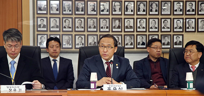Minister of the Interior Hong Yun-sik (center) presides over the first E-government Promotion Committee, at the Government-Complex-Seoul on Mar. 7.