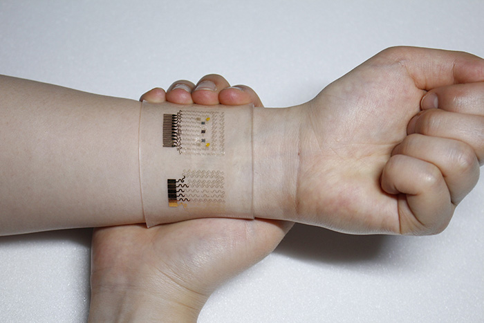 A user can check their blood sugar levels using a sensor system inside an electrochemical device, dubbed as an electronic skin.