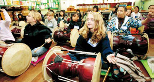 Korean culture classes help students from abroad pick up the beat of traditional music.