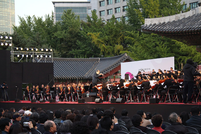 Korea’s Orchestra of Dreams and the Venezuelan Youth Orchestra of Caracas perform together on a special stage at Deoksugung Palace in Seoul on October 20, 2013. (photo courtesy of MCST)