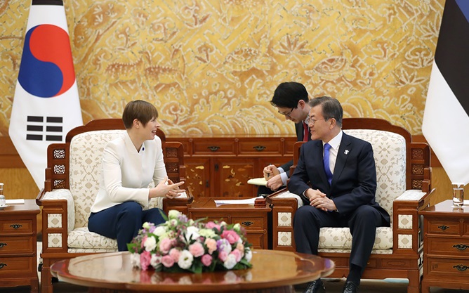 President Kersti Kaljulaid of Estonia (left) and President Moon Jae-in shake hands before their bilateral meeting, at Cheong Wa Dae on Feb. 6. (Cheong Wa Dae)