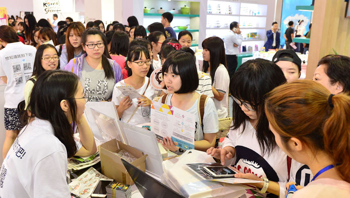 ' Visitors inspect the Korean food, animation and cartoon character-branded goods, among other items, at the Korea Brand & Entertainment Expo 2015, Shanghai on Aug. 27. 