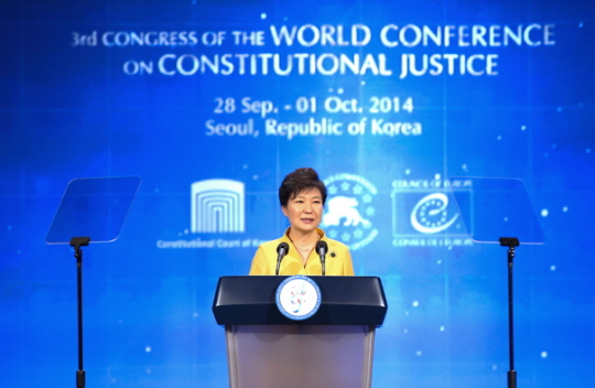 President Park gives her congratulatory remarks during the third congress of the World Conference on Constitutional Justice in Seoul on September 29. (photo: Cheong Wa Dae) 