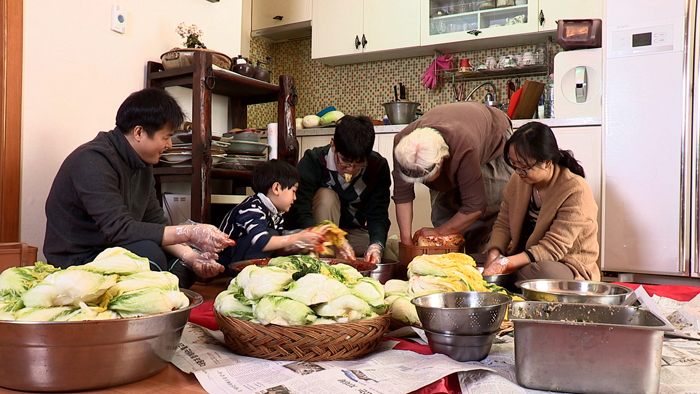 A family comes together to make kimchi. (photo courtesy of the CHA)
