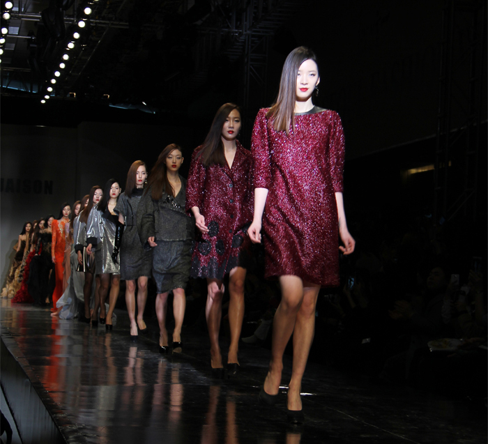 The photo shows the finale of the fashion show by Jaison held on March 27 (photo: Sohn Ji-ae).