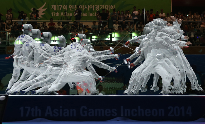  Gu Bon-gil (25, left) and Kim Jung-hwan (31) are in battle against each other during the men's sabre final, held at the Goyang Gymnasium in Gyeonggi-do (Gyeonggi Province) on September 21, during the 2014 Asian Games. (photo: Yonhap News) 