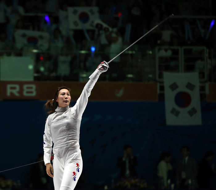Jeon Hee-sook (30) celebrates her victory in the women's foil final after defeating Le Huilin of China 15-6 at the Goyang Gymnasium in Gyeonggi-do (Gyeonggi Province) on September 21 during the 2014 Asian Games. (photo: Yonhap News) 