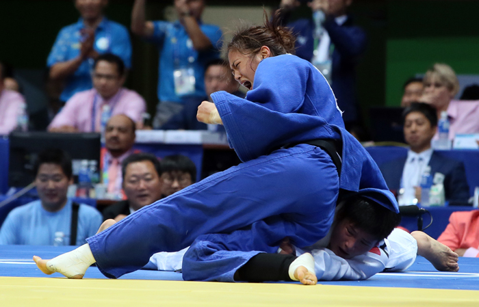 Joung Dawoon roars after defeating Yang Junxia of China in the women's 63 kilogram class final to win the gold medal, at the Dowon Gymnasium in Incheon on September 21. (photo: Yonhap News) 