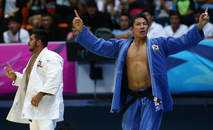 Kim Jae-bum (right) raises his hands in the air, celebrating his victory in the final of the men's 81 kilogram class where he defeated Elias Nacif of Lebanon at the Dowon Gymnasium in Incheon on September 21. (photo: Yonhap News) 