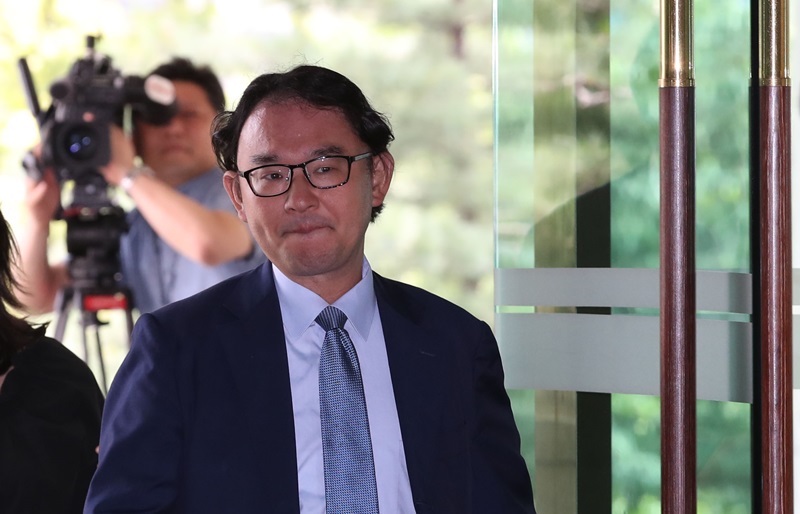 Tomofumi Nishinaga, a minister for economic affairs at the Japanese Embassy in Seoul, on Aug. 19 enters the Foreign Ministry in Seoul. (Yonhap News)