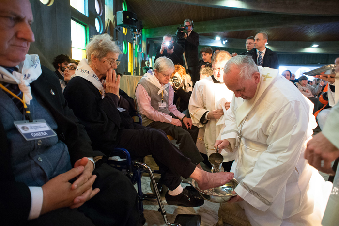  Pope Francis washes the feet of a woman at the Don Gnocchi Foundation Center in Rome on April 17, 2014. The pontiff washed the feet of twelve elderly and disabled people, non-Catholics among them, during a pre-Easter ritual designed to show his willingness to serve, 