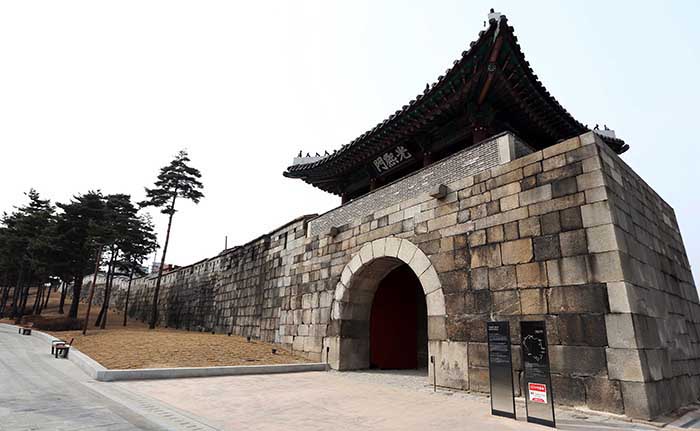 During times of persecution, the bodies of many martyrs were removed from Seoul through the Gwanghuimun Gate. (photo: Jeon Han) 