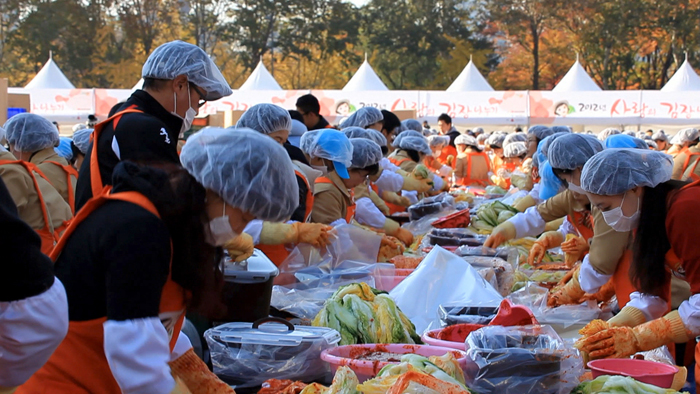 People make kimchi in large groups. (photo courtesy of the CHA)