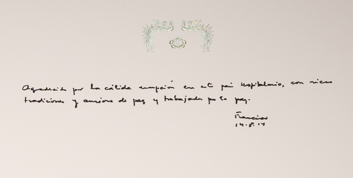 Pope Francis left an entry in the Cheong Wa Dae guestbook before meeting with President Park. 