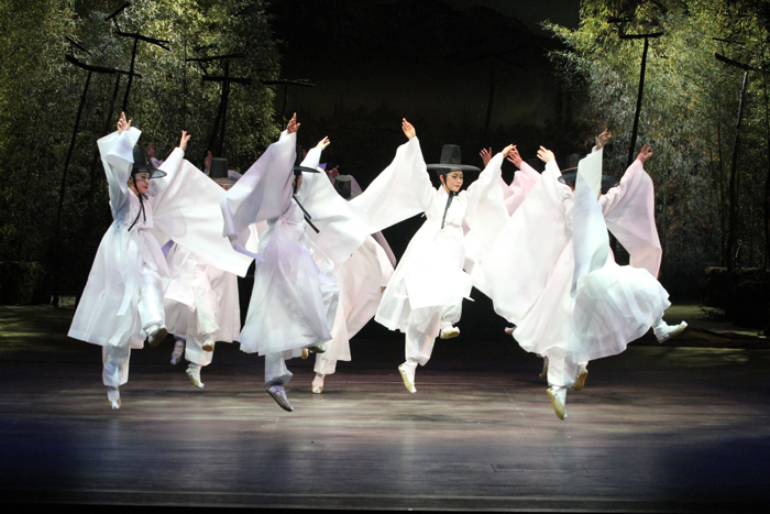 The Dance Theater of the National Gugak Center will present traditional dances from four regions of Korea from April 18 to 19 (photo courtesy of the National Gugak Center).