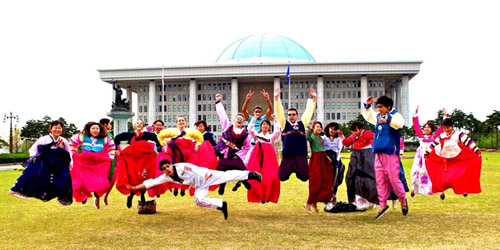 In early 2012, a group of Hanbok enthusiasts took part in a Hanbok March through downtown Seoul (photo courtesy of Ma-Ik-Heul).