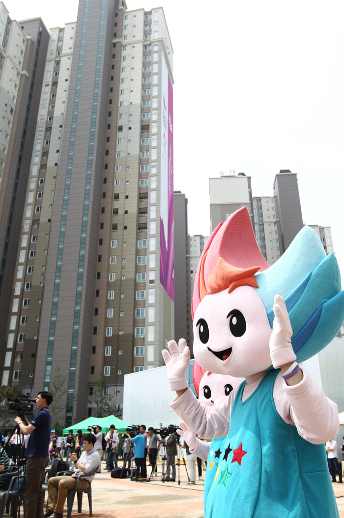 Nuribi, the official mascot of the Gwangju Summer Universiade, welcomes journalists to the athletes' village during a press opening on June 23. 