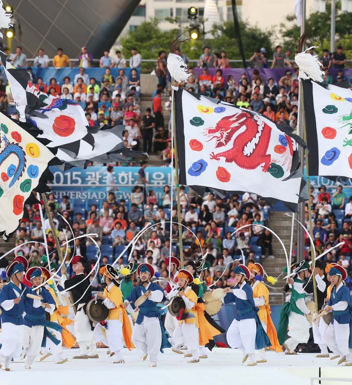 A welcoming ceremony is held as part of the Gwangju Summer Universiade opening ceremony at the main stadium in Gwangju on July 3. A cheerleading performance and a traditional farmers' dance, among other spectacles, were staged during the ceremony. 