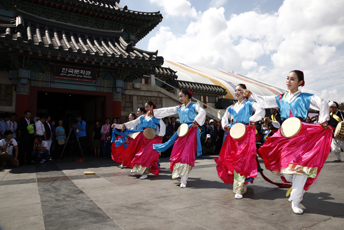 Over 10,000 people from 40 nations will participate in Silk Road Gyeongju 2015. 