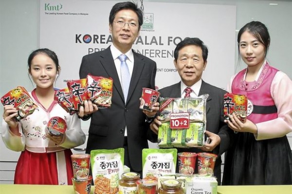 Halal Korean food: KMT managing director Matthew Lee (second from left) and managing director and Salleh (third from left) during the press conference. @Korean Halal Industry Association