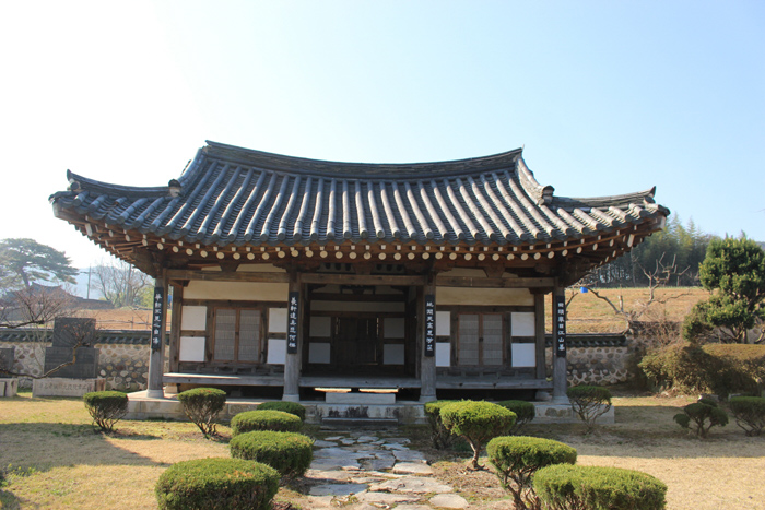 Settlements existed here over two thousand years ago, and there are many traces of history throughout Haman-gun County. 