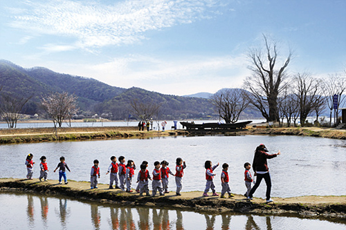A class of schoolchildren visits Dumulmeori, a scenic site in Gyeonggi-do where the Namhan and Bukhan rivers meet (photo: Gonggam Korea).