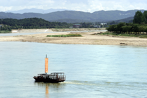 A hwangpo sailboat, a key method of transportation and trade during the Joseon Kingdom, makes its way down the Namhan River. Visitors can tour the river scenery on these boats, which leave on the hour throughout the day (photo: Gonggam Korea).