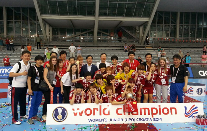 Korean national handball players pose for a photo after winning the final match against Russia in the Women's Junior U20 World Championship Croatia on July 14. (photo courtesy of the Korean Handball Federation)