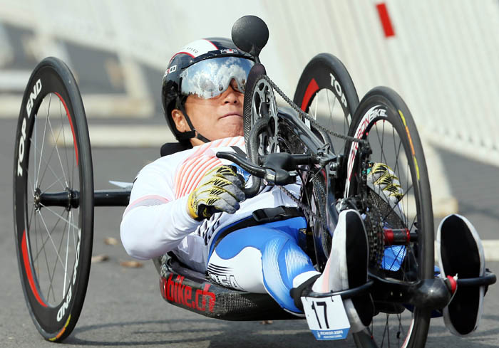 Lee Do-yeon races ahead during the handcycling competition in the women's individual 16.2 kilometer 1-5 time trials at the Asian Para Games in Incheon on October 22. 