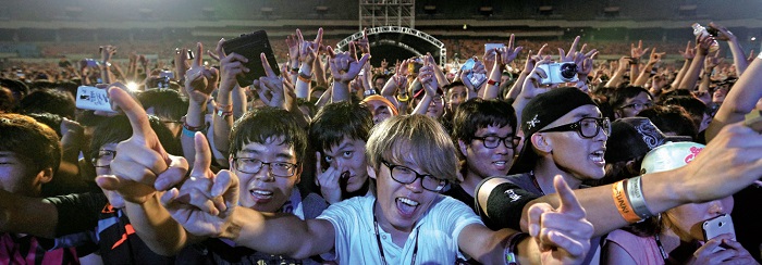 Fans go crazy at a concert. © Yonhap News