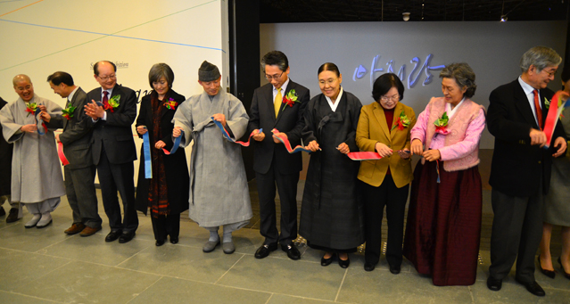 The tape is cut at the opening of the Arirang exhibit in the National Folk Museum.