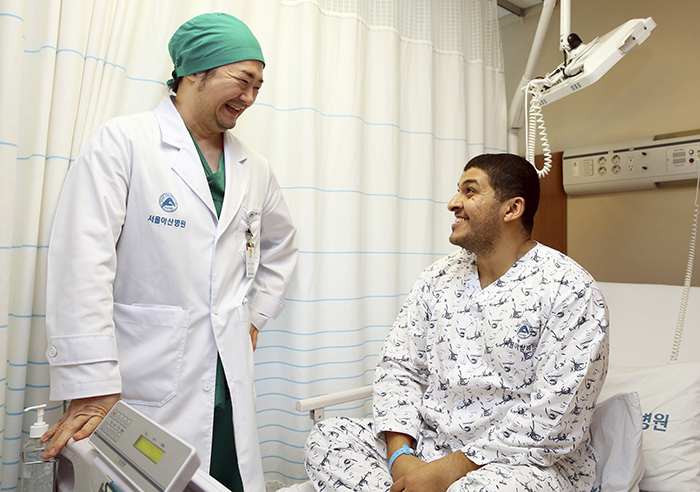 An Egyptian surgeon, Shanann Mohamed, with multiple liver tumors listens to Professor Kim Ki-hun’s instructions after receiving laparoscopic surgery for a hepatocellular carcinoma. (Asan Medical Center)