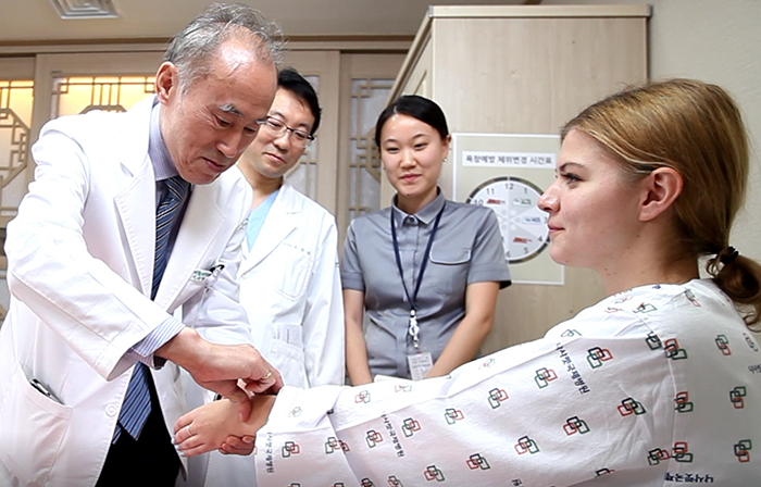 A non-Korea patient receives a Korean therapy treatment at the Nasaret International Hospital. (Incheon Tourism Organization)