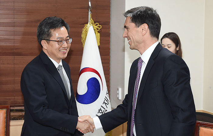 Deputy Prime Minister and Minister of Strategy and Finance Kim Dong-yeon (left) greets IMF Korea Mission Chief Tarhan Feyzioglu at the Government Complex Seoul on Nov. 10. (Ministry of Strategy and Finance)