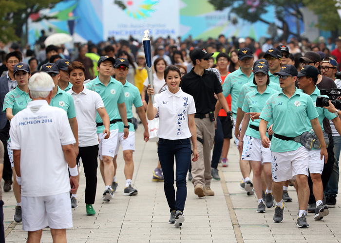 The first torch bearer, boxer and actress Lee Si-young kicks off torch relay for the Incheon Asian Games (photo: Yonhap News)