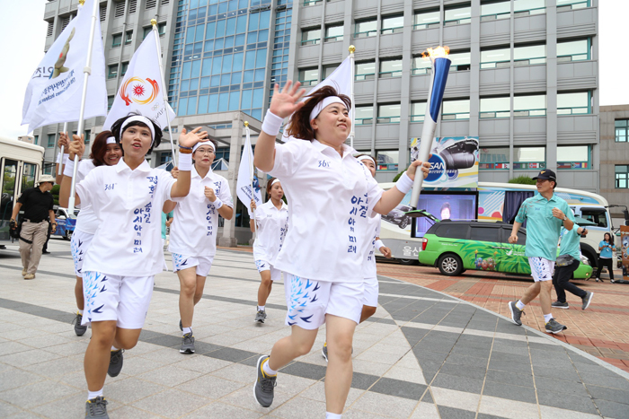 
Sixty five participants run 1.6 kilometers around Ulsan. (photo: Incheon Asian Games Organizing Committee)

