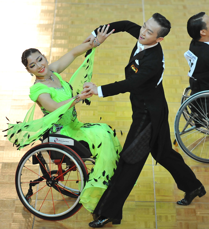  Jang Hye-jeong (left) and Lee Jae-woo perform in the Combi Standard Class 1 competition at the Asian Para Games in Incheon on October 20. They won a gold medal. 