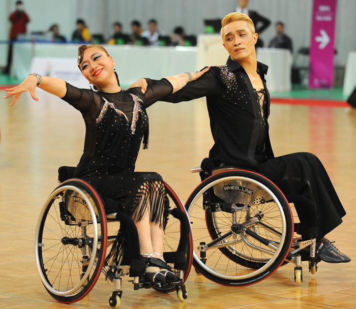 Choi Moon-jung (left) and Choi Jong-chul perform in the Duo Latin Class 2 competition. They won a gold medal. Choi Moon-jung won another gold medal in the Combi Standard Class 2 event, too. 