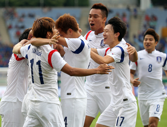 The Korean men's soccer team celebrates after Rim Chang-woo scores a header, the first goal in the match. (photo: Yonhap News) 